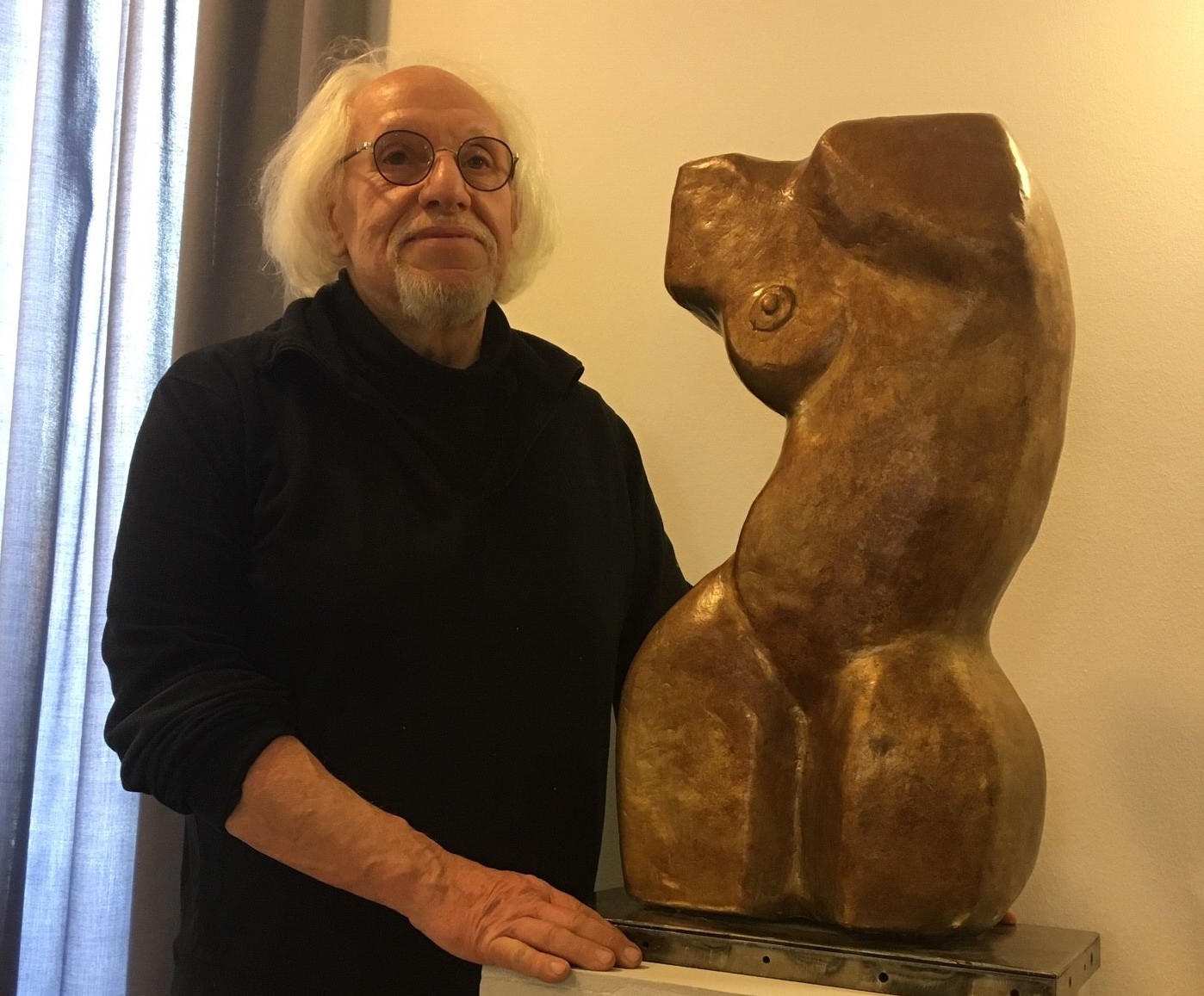 Bildhauer Harald K. Müller mit einer Skulptur, Ausstellung im KönzgenHaus