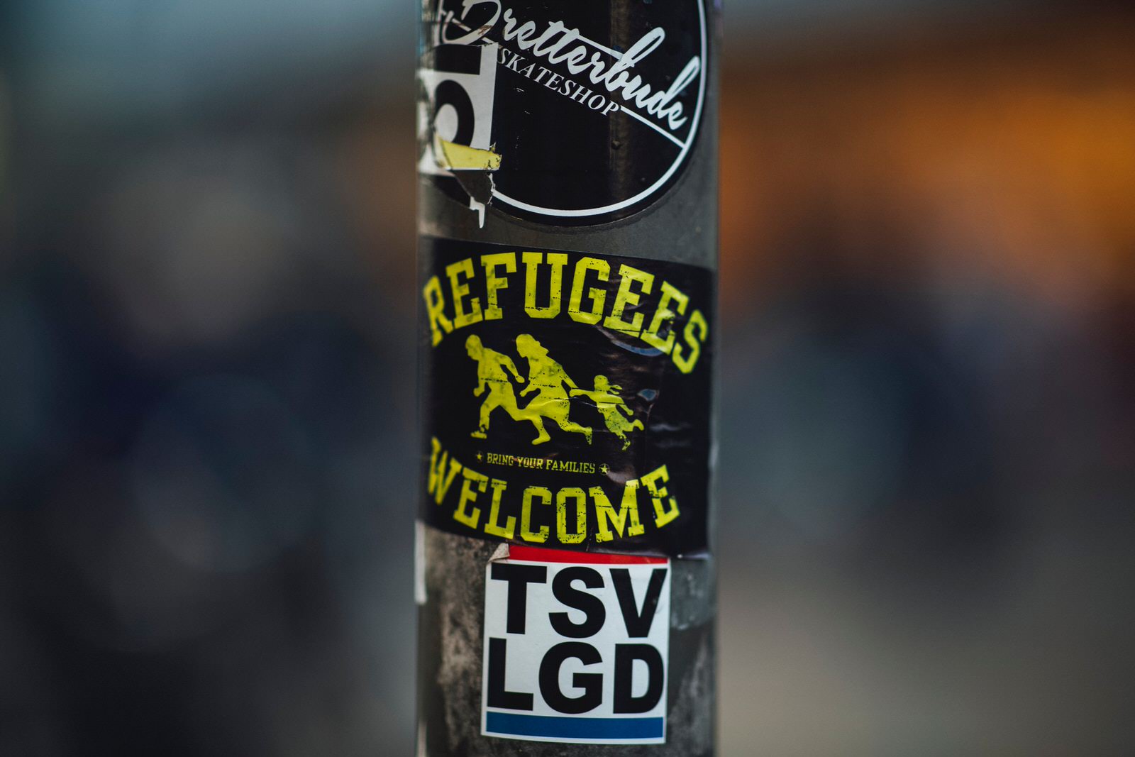 Refugees Welcome Aufkleber auf Laternenpfahl